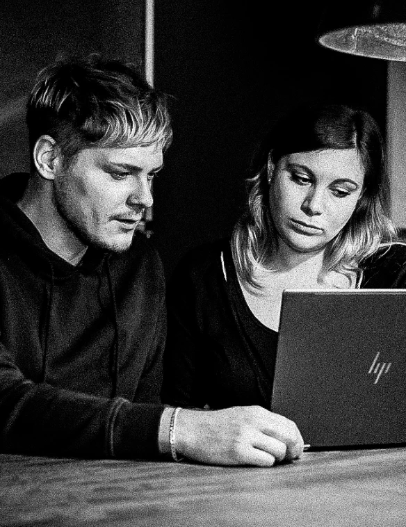 Zwei Personen gucken gemeinsam in einen Laptop