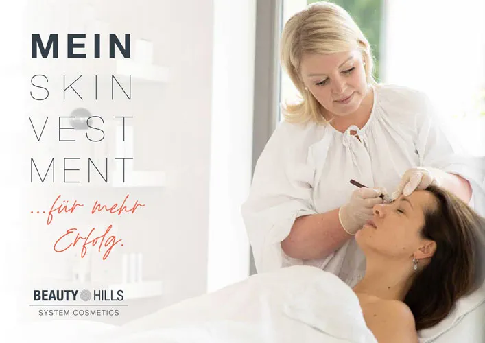 Brand Story für Beauty Hills: "Mein Skinvestment für mehr Erfolg" mit einer Frau bei einer Beautybehandlung