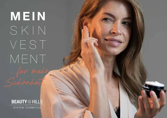 Brand Story für Beauty Hills: "Mein Skinvestment für mehr Schönheit" mit einer sich eincremenden Frau