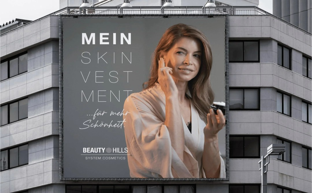 Die Brandstory von Beauty Hills "Mein Skinvestment" auf einer Werbefläche eines Gebäudes