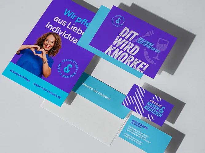 Flyer, Einladungskarte, Kuvert und Visitenkarte des Pflegediensts Meyer & Kratzsch in Hell- und Dunkelblau