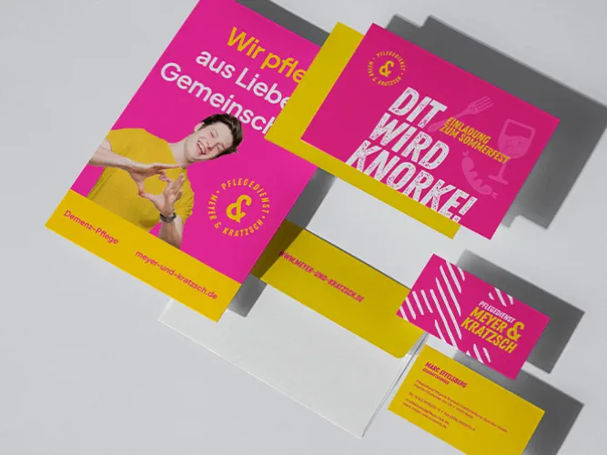 Flyer, Einladungskarte, Kuvert und Visitenkarte des Pflegediensts Meyer & Kratzsch in Pink und Gelb